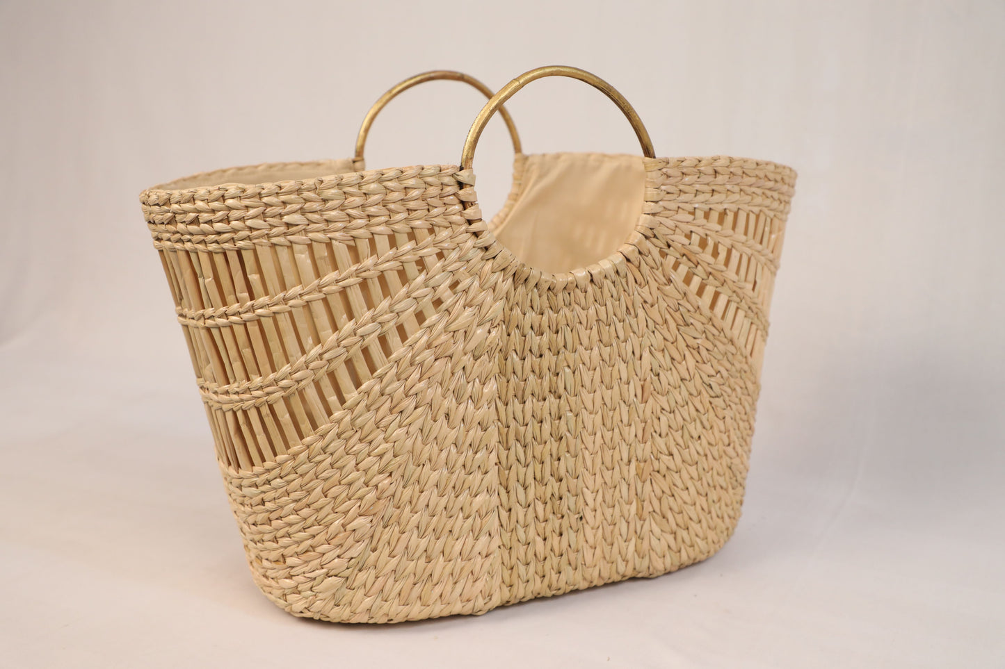 Beige handcrafted shopping bag with linen inside