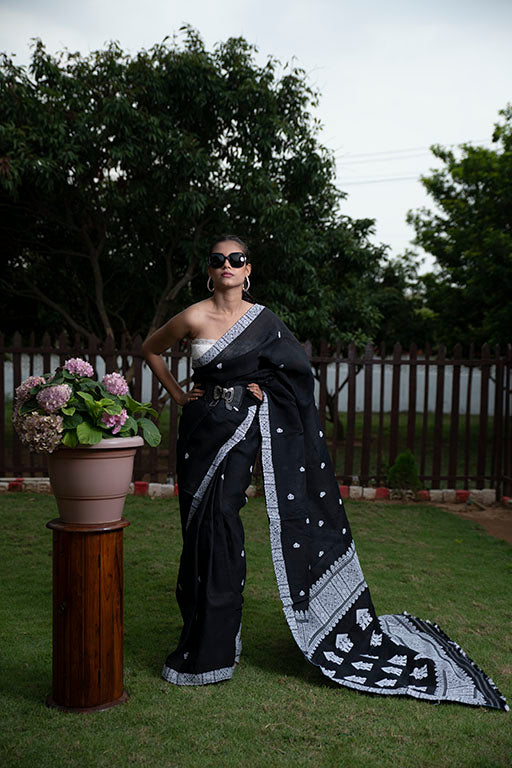 Buy Regular wear Simple Design Black N White Saree With Plain Back Blouse  Piece For Woman at Amazon.in